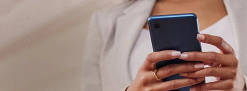 Imagem de uma mulher segurando um celular