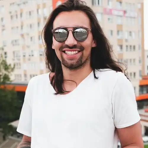 Imagem de um homem de cabelo longo