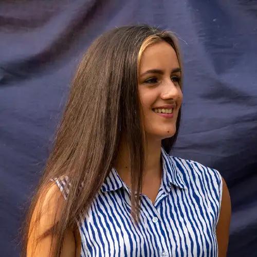 Imagem de uma mulher de cabelo longo