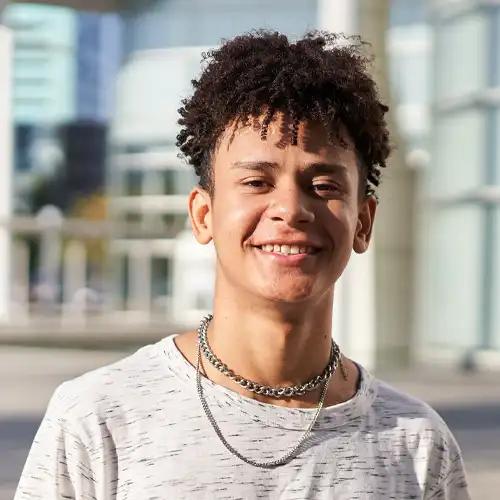 Imagem de um homem de cabelo claro e cacheado
